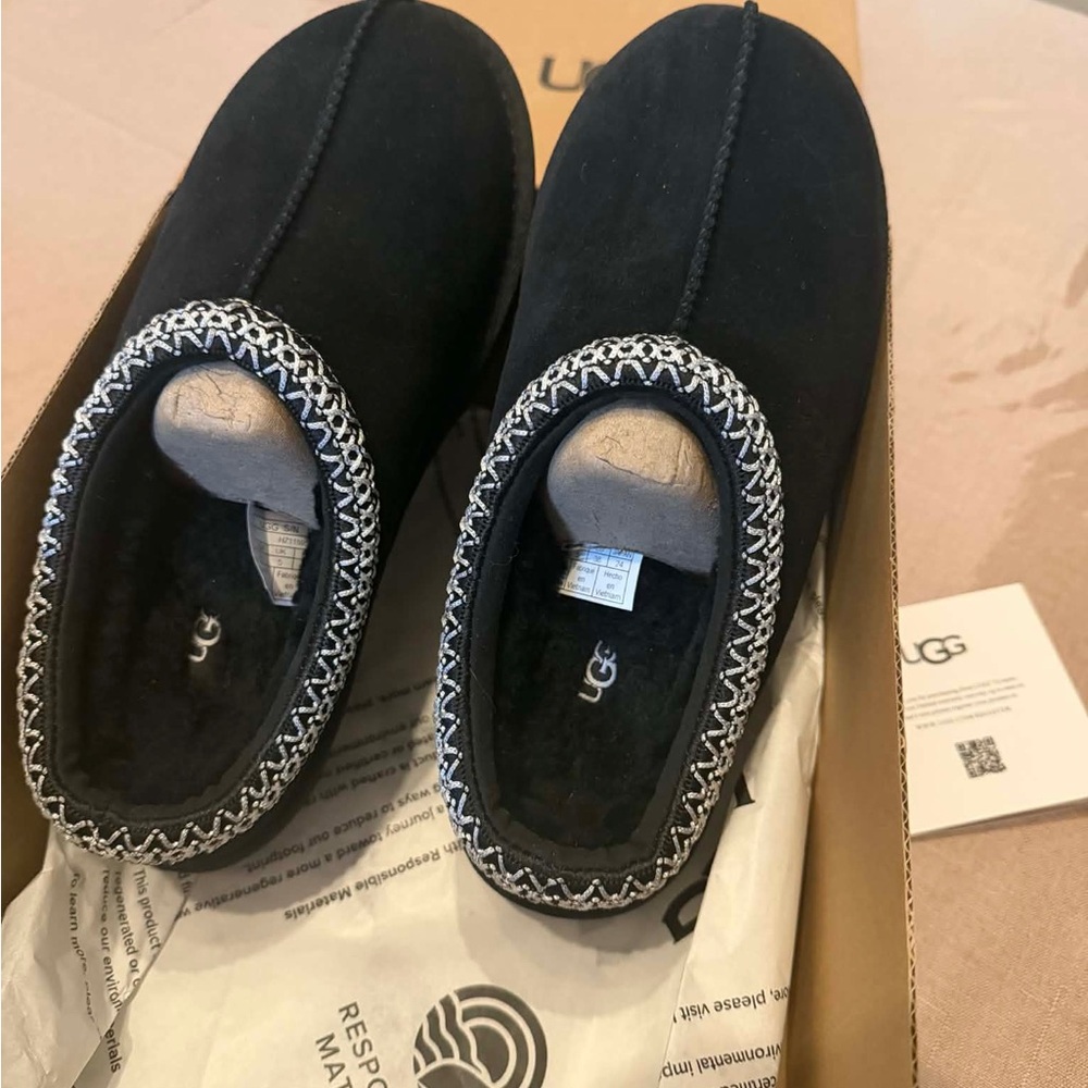 UGG Tasman Slippers Size 7 for Women’s, size 5 for Men’s Black